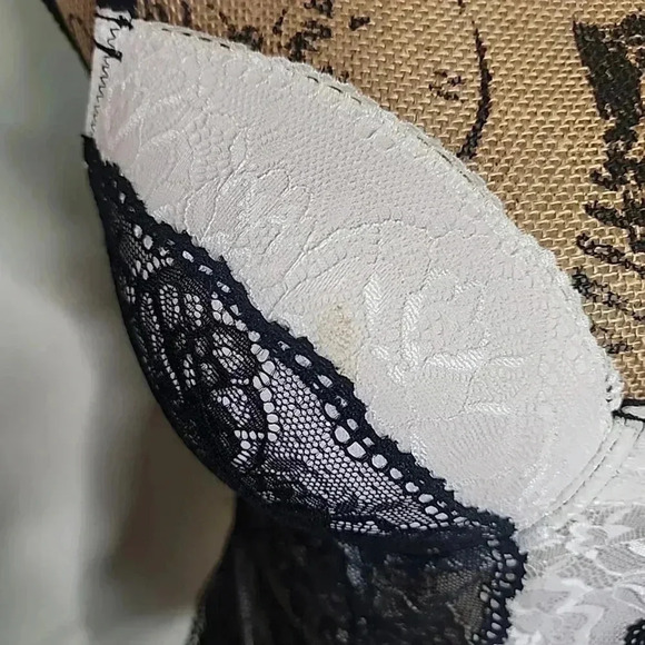 Frederick's of Hollywood Lace Corset. Size Large - Picture 4 of 9